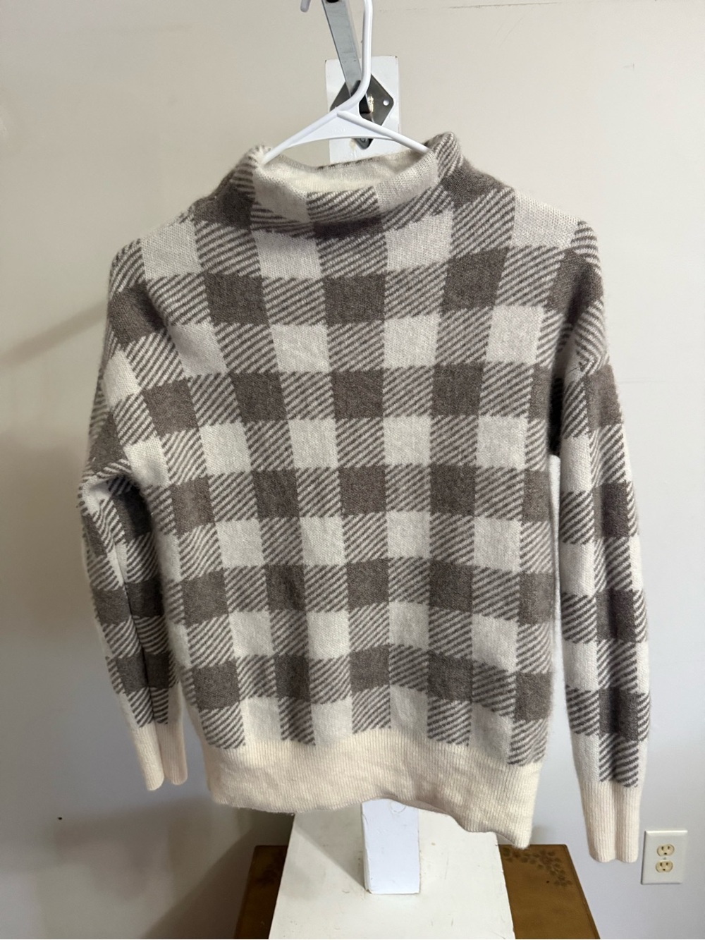 Tahari 100% Cashmere Sweater